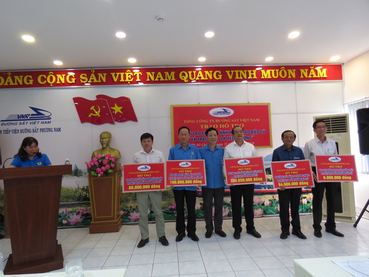 TRAO HỖ TRỢ NGƯỜI LAO ĐỘNG BỊ ẢNH HƯỞNG DO BÃO LŨ, TRAO “CẶP LÁ YÊU THƯƠNG” VÀ CHƯƠNG TRÌNH “SAN SẺ KHÓ KHĂN, CHUNG TAY VƯỢT KHÓ” TẠI ĐOÀN TIẾP VIÊN ĐS PHƯƠNG NAM TRAO HỖ TRỢ NGƯỜI LAO ĐỘNG BỊ ẢNH HƯỞNG DO BÃO LŨ, TRAO “CẶP LÁ YÊU THƯƠNG” VÀ CHƯƠNG TRÌNH “SAN SẺ KHÓ KHĂN, CHUNG TAY VƯỢT KHÓ” TẠI ĐOÀN TIẾP VIÊN ĐS PHƯƠNG NAM